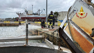 San Benedetto del Tronto - Peschereccio accumula acqua: messo in sicurezza dai Vigili del Fuoco